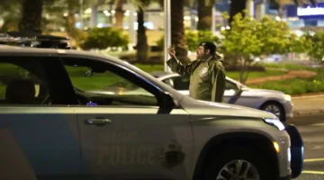 غرامة 10 آلاف ريال لسائق ضبط وهو يقود مركبته عبر شعاب مائية جارية بالرياض